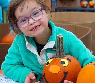 ThinkDIFFERENTLY paired up with the DSAHV Buddy Walk for our fall event! After participants finished the walk, they were invited to come up and decorate pumpkins in the picnic area!! A big THANK YOU to our generous sponsors for helping us bring about all of these smiles! (10/2019)